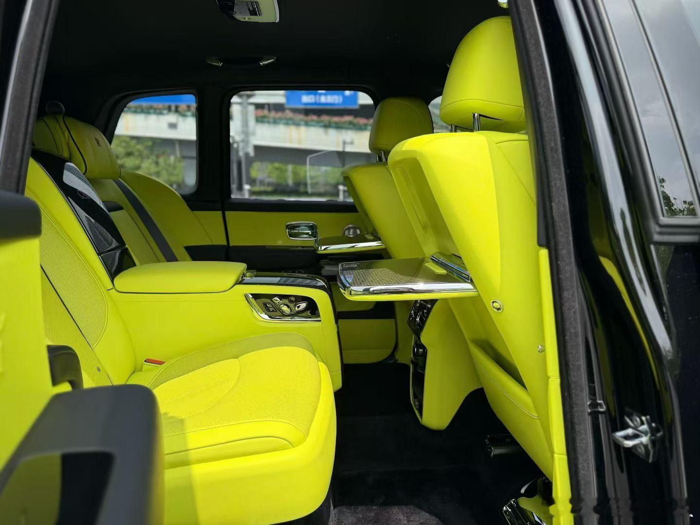 劳斯莱斯库里南 BB版最新款25年，5000公里，4座黑/柠檬绿，稀有配色，满配