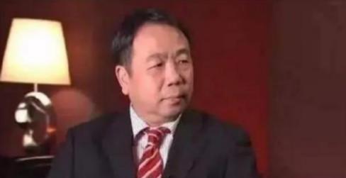 “我作为一个中国人非常抱歉！”“钓鱼岛是日本的！中国应该立刻放弃对钓鱼岛的争夺！