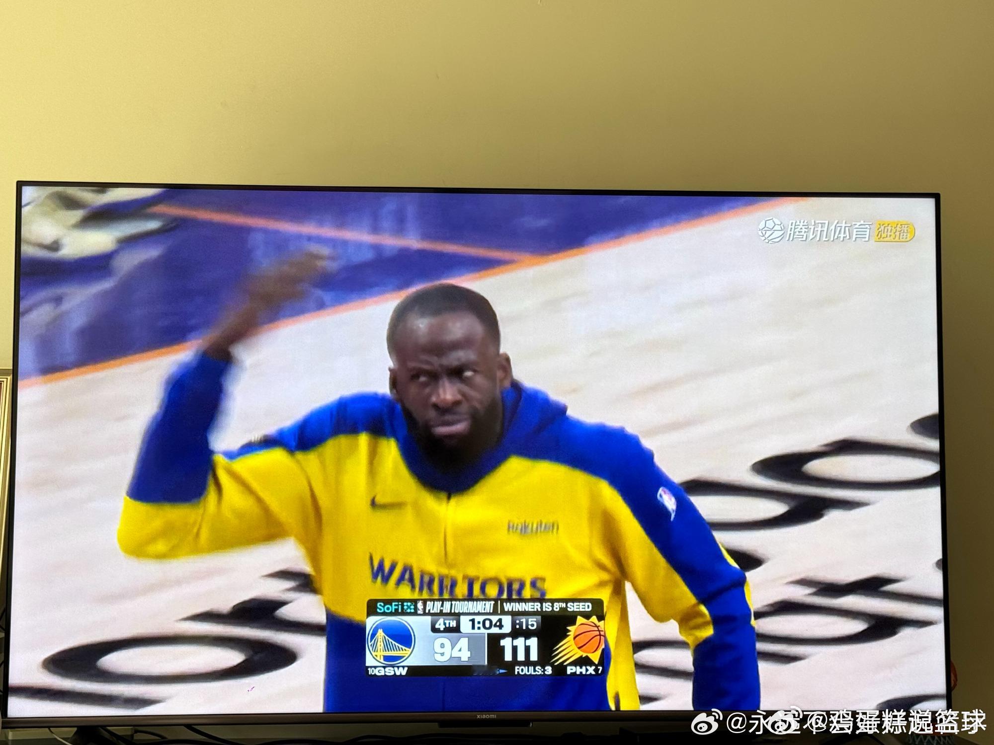 其实今天太阳赢勇士的办法很简单，太阳5个位置都换防，最后直接上5个外线，不给库里