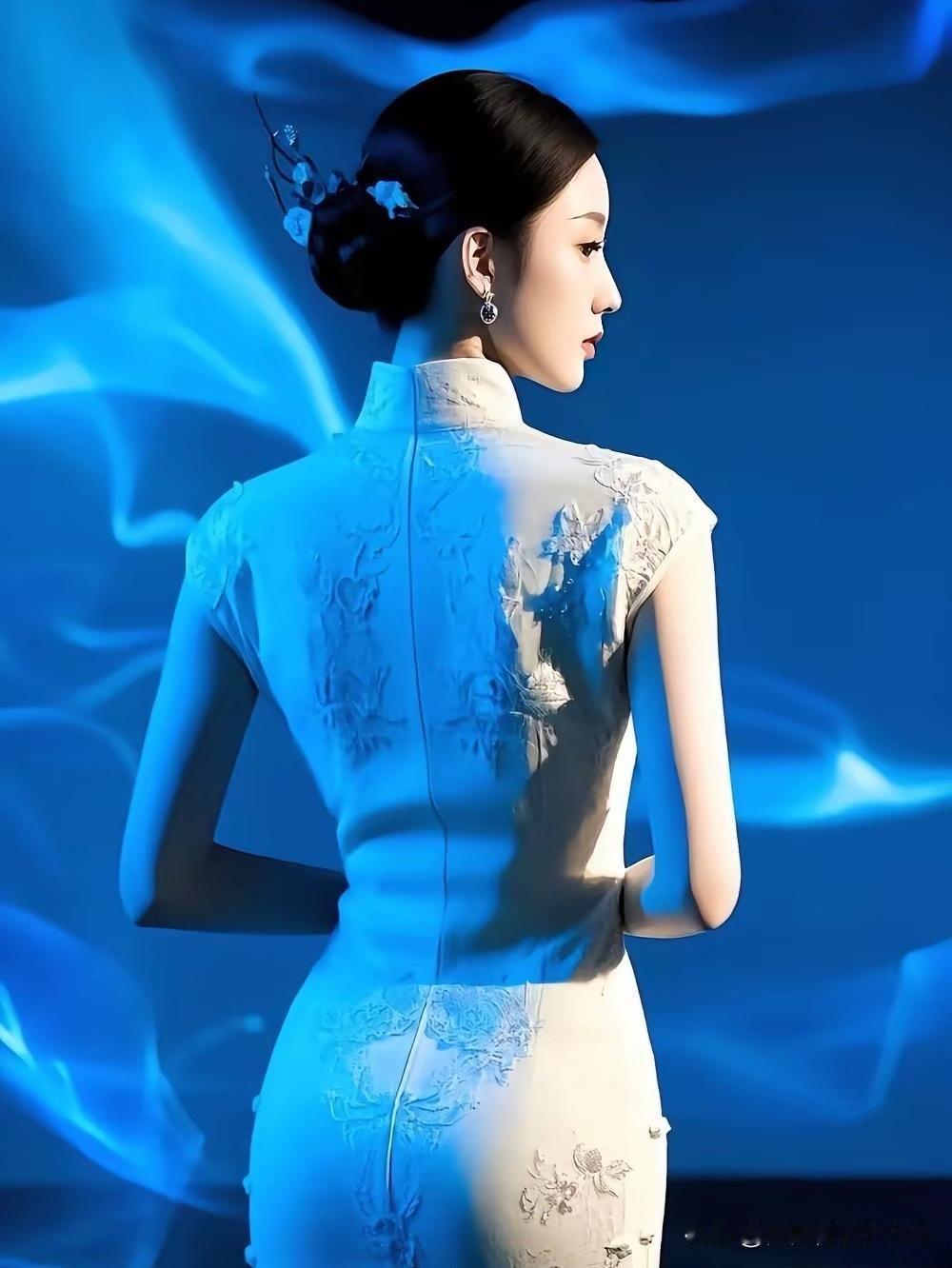 穿旗袍拍照片，氛围感到底是侧脸更绝，还是背影更有故事？
 
穿旗袍不一定非要露正