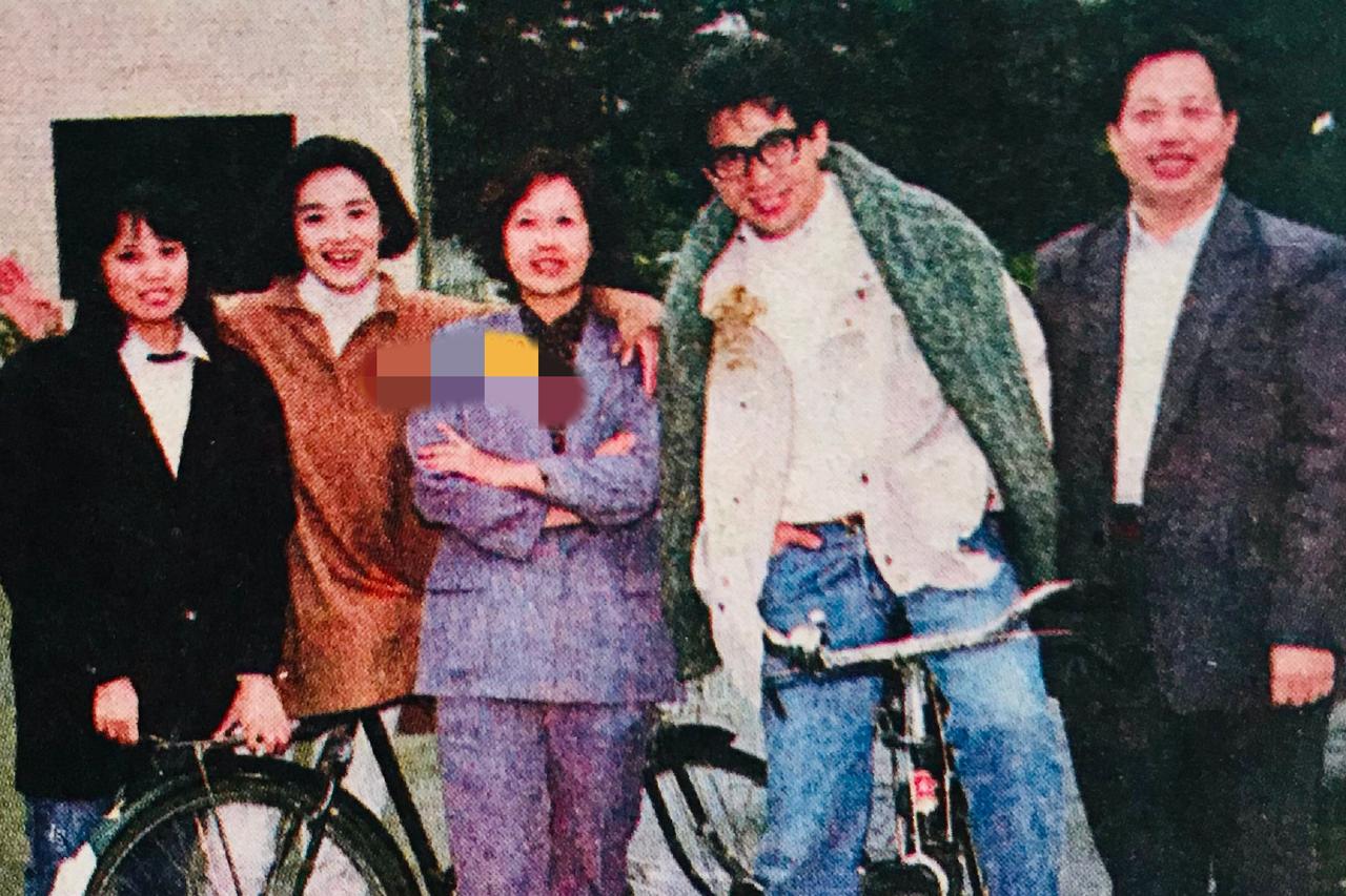 林青霞和姐姐、姐夫，一张罕见的合影，这张照片拍摄于1990年深秋，地点在长春南湖