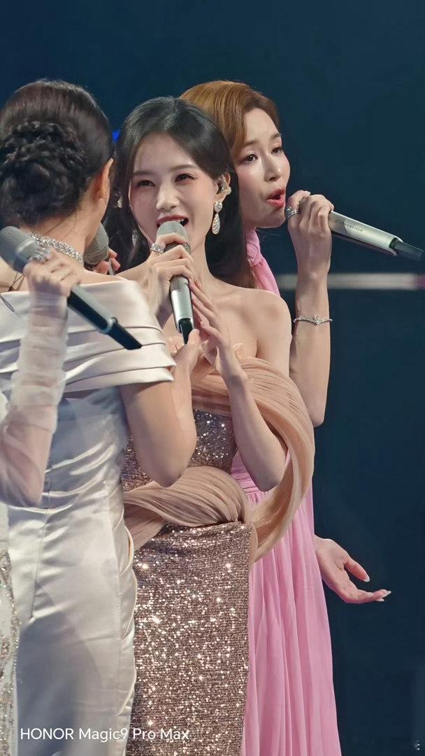 李一桐粤语湾区升明月晚会舞台，李一桐粤语演绎《梦一场》，情绪缱绻绵长，嗓音细腻柔