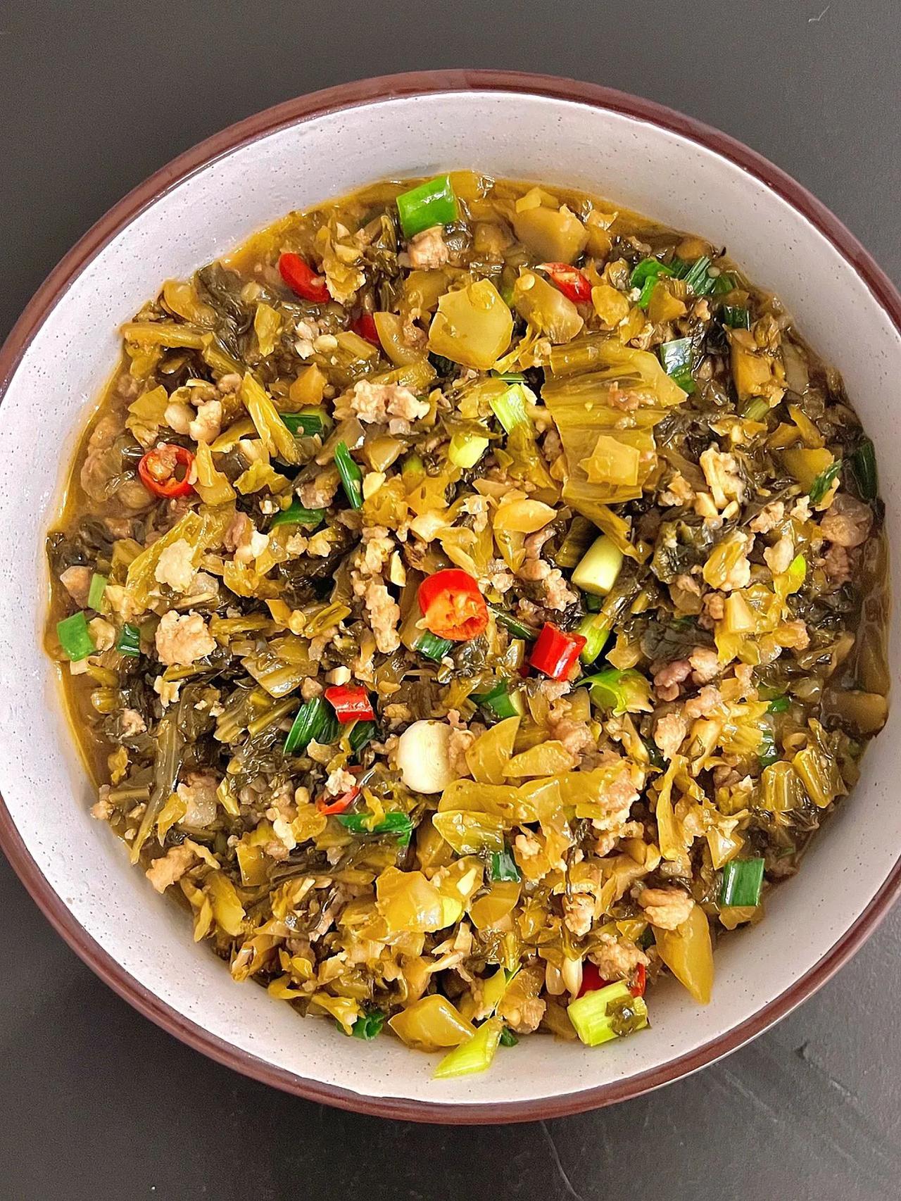 家常下饭菜饭遭殃系列--酸菜炒肉沫！
做法：
1、酸菜多洗两遍切成碎丁；
2、热