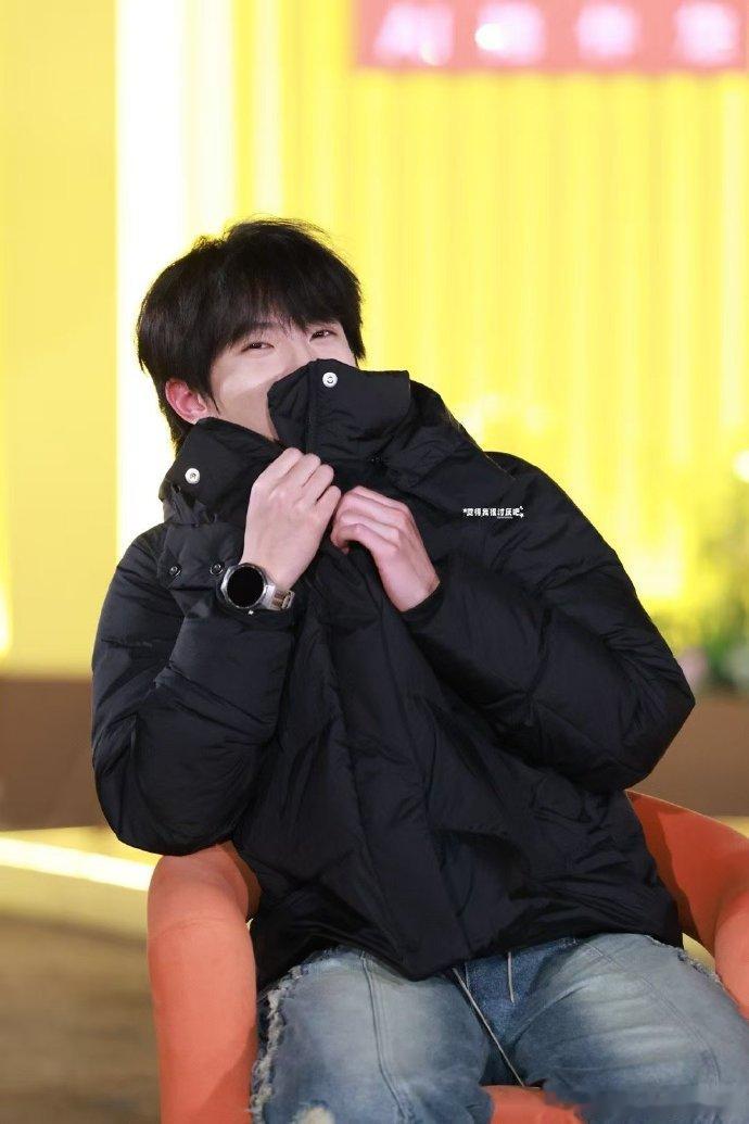 穆祉丞上目线攻击周五晚高疯被穆祉丞周五晚的舞台实力折服，上目线攻击自带超强气场，