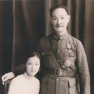 [太阳]1936年，在父亲的强制下，17岁的郭翼青嫁给了54岁的程潜，没想到郭翼