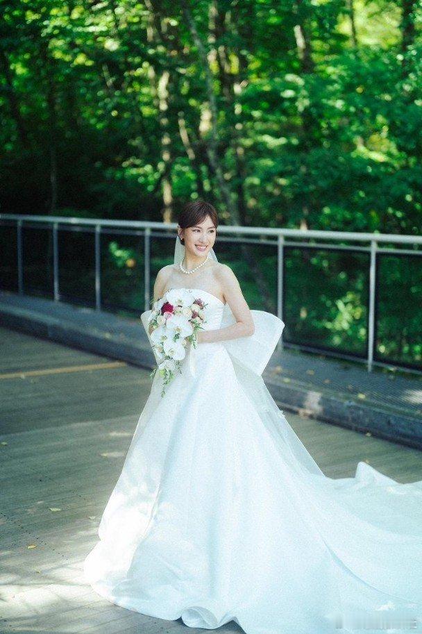 34歲的蔣家旻日前（26日），與電視台高層男友周永基在日本輕井澤圓婚，正式升呢做