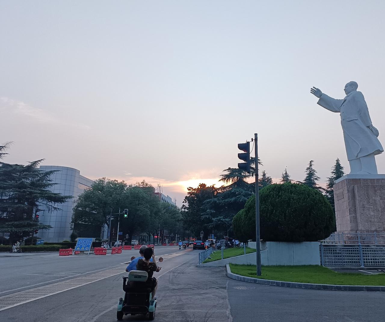 路过一拖厂区前，看到下班的人流，顺手拍了张照片，想记录下的工作之余的城市一角。
