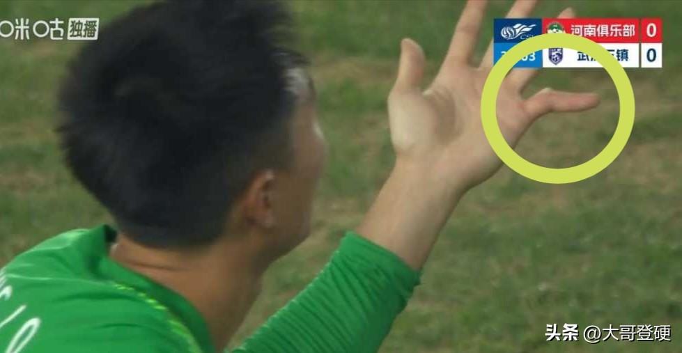 超级硬汉！武汉三镇门将方镜淇，手指错位，现场复位后，连续奉献多记神扑[奋斗]
