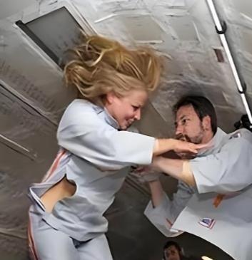 1992年，首对美国夫妻宇航员上天，在完成8天的太空之旅后，记者们急冲冲的抛出问