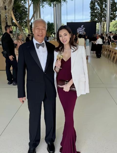 8月30日，郭台铭携妻子曾馨莹远赴美国加州，出席库克卸任私人告别晚宴；76岁郭台