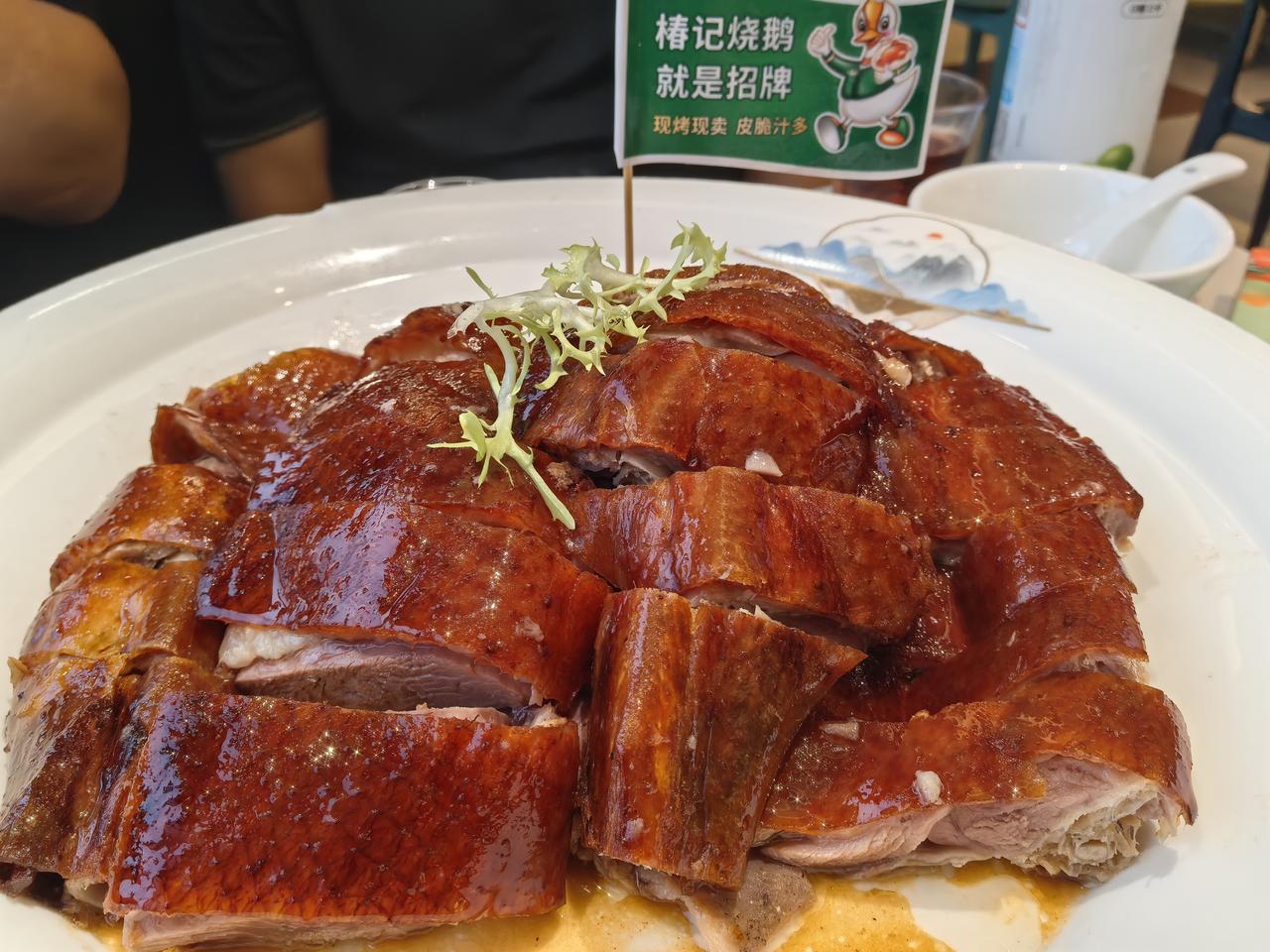 刚自驾从贵州广西经湖南湖北返回，说实话论交通条件广西不如贵州，高速路烂而且窄，最