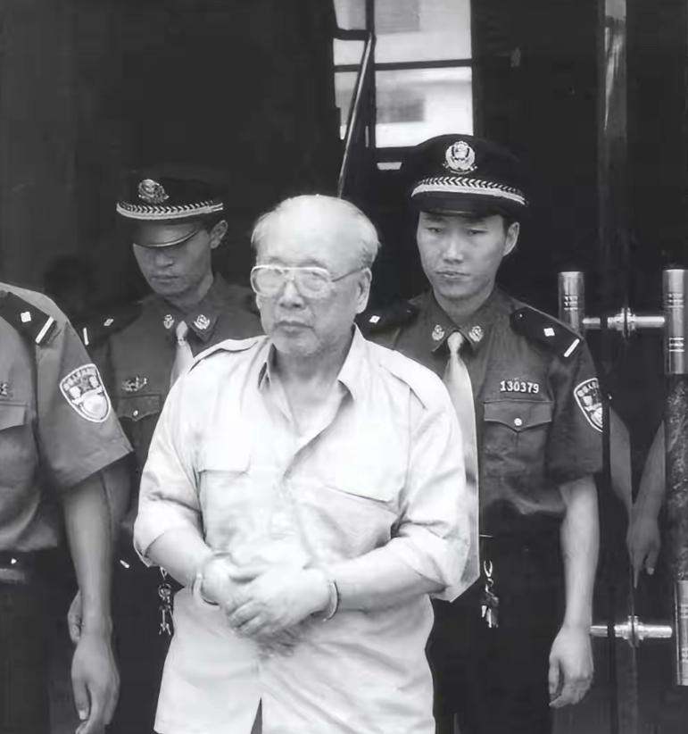 1999年，检察人员一脚踹开大门，一个古稀老头正在睡觉，只见他淡定提起裤子：“再