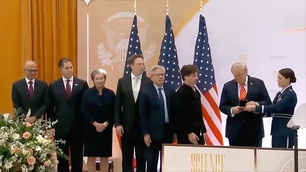 刚刚，特朗普一口气给马斯克、黄仁勋、苏姿丰发大奖！
 
昨天还互怼，今天就握手了