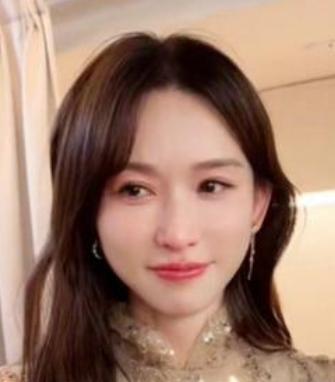 林志玲生日收到蛋糕时落下的眼泪，藏着被惦念的温暖。聚光灯下的她总带着得体微笑，此