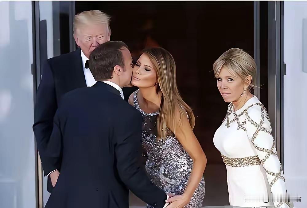 这个画面冲击感太强了！
特朗普：马克龙，你小子也太会搞法式浪漫了，我实在没脸看了