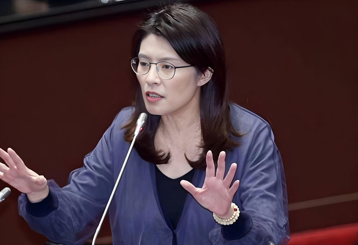 要让郑丽文被迫下台、辞去党主席另组新党？这是不可能的，没有人能够逼她辞职！郑丽文