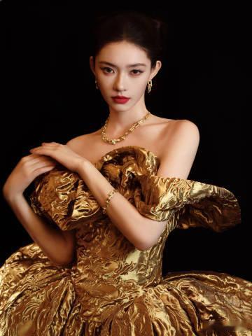 林允鎏金礼裙女王大人林允古典美人具象化了 今天晚上的林允绝对称得上女王大人这一称