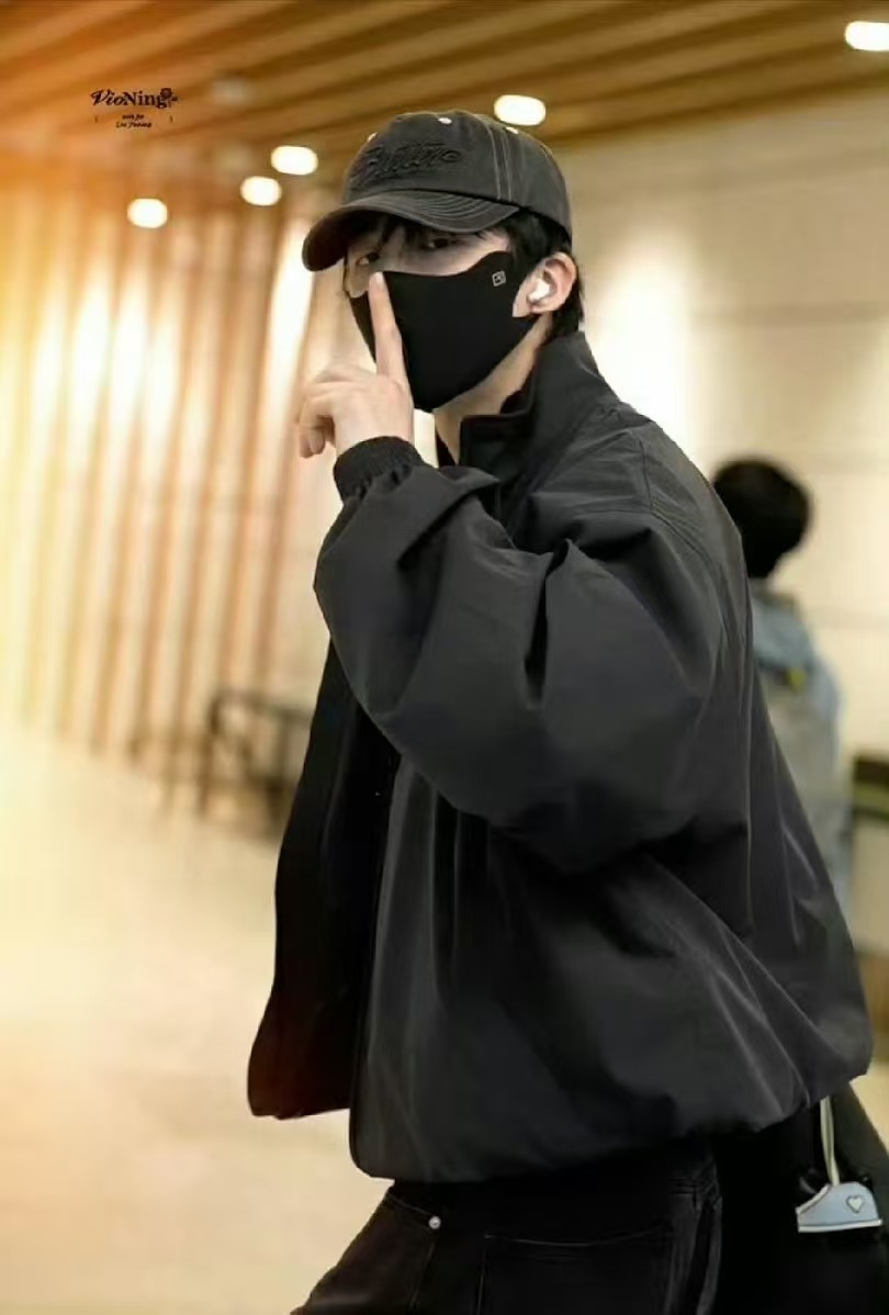 刘宇宁又在飞机上撞头了老大，看来长太高了也是有苦恼的，我们1.2.3.4.5.6