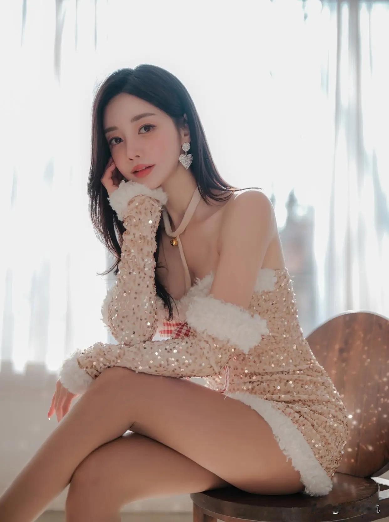 孙允珠这套圣诞白兔造型，美上热搜。
我身边几个连时尚博主名字都叫不出的直男，都在