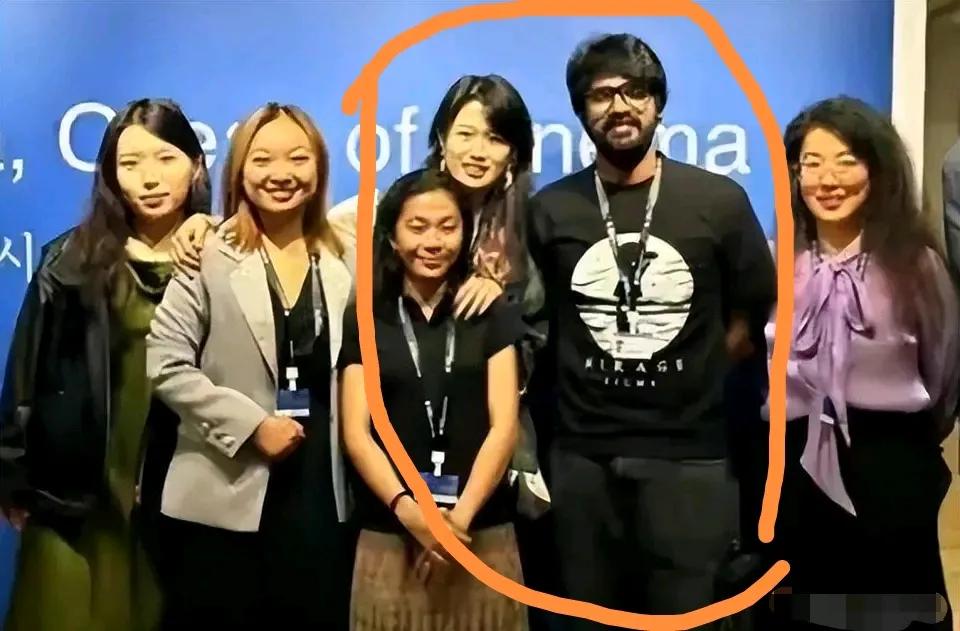 肢体语言骗不了人
，
从流出来的照片看，赖宇晴右胳膊伸出来老远，搂住左数第二个女