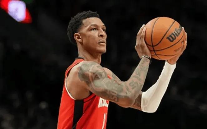 乌度卡想甩锅，被记者给怼了回去。
乌杜卡被问到输球的原因，他说，换一个37岁的老