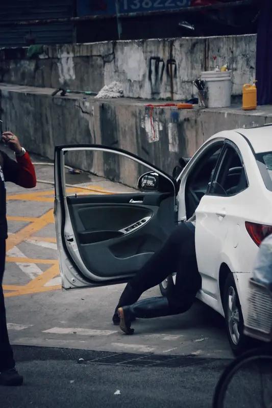 4月10日北京朝阳，奇葩！北京一男子心仪一辆二手车，车主不愿意卖 ，试车时偷配一