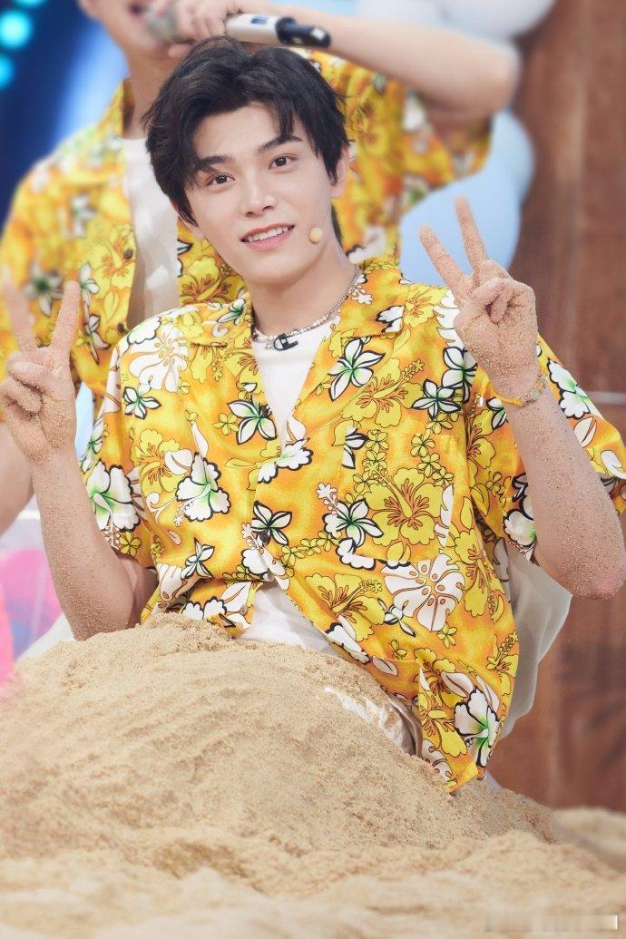 丁程鑫给丁禹兮训成啥样了丁程鑫一指挥丁禹兮就照做，游戏本该反着转头却超听话，被泼