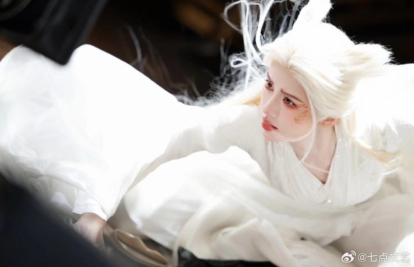 鞠婧祎女狐一月鳞绮纪鞠婧祎白狐太绝了！既有狐妖的狡黠灵动，又有清冷仙气，为寻小唯