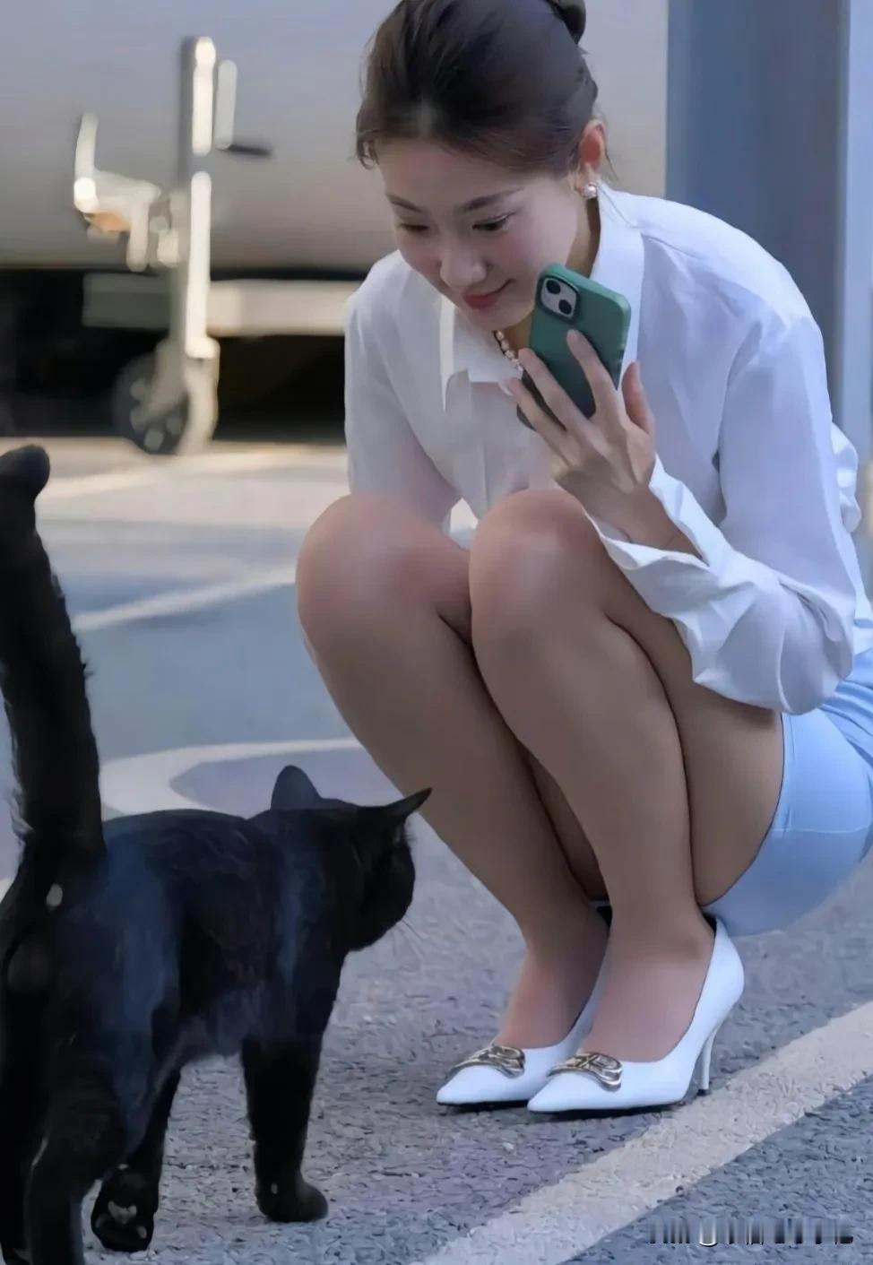 谁家的小猫，粘着我不肯走了。