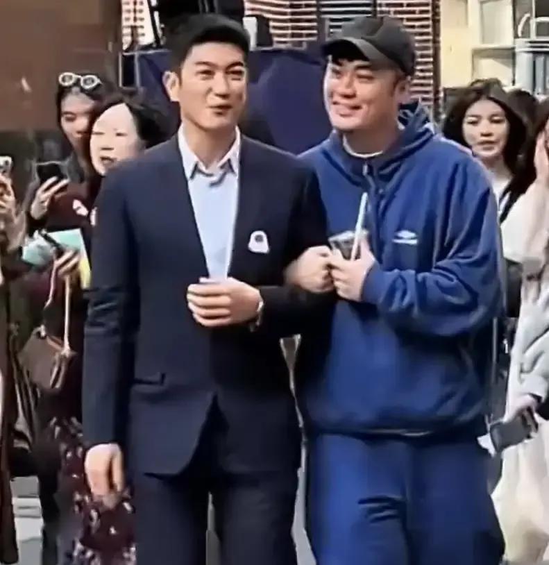 陈赫挽着杜江胳膊蹦蹦跳跳走出上戏，我隔着屏幕都闻到啤酒味。
04级表演系散伙饭吃