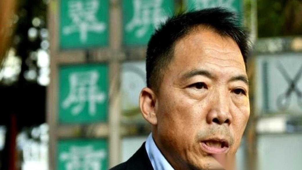 前乱港头目胡志伟在香港坐满53个月大牢。出狱大门一开，他头也不回直奔机场，兜里揣