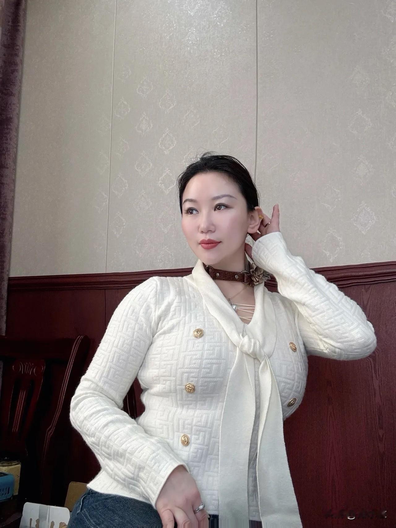 优雅气质穿搭，复古风毛衣搭配珍珠项链，尽显女性魅力！