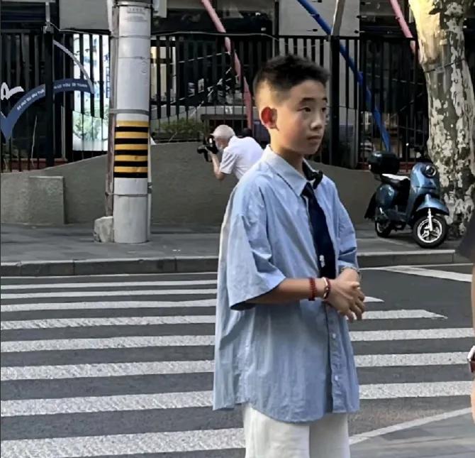 陈小春儿子，基因太强大了！

8月26日中午，有朋友在社交平台发布了陈小春儿子的