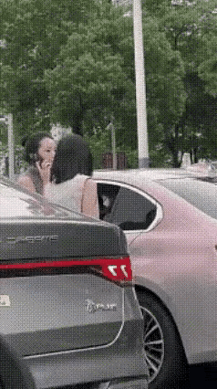 当两个女司机的车亲上了，后果有点严重了～ 