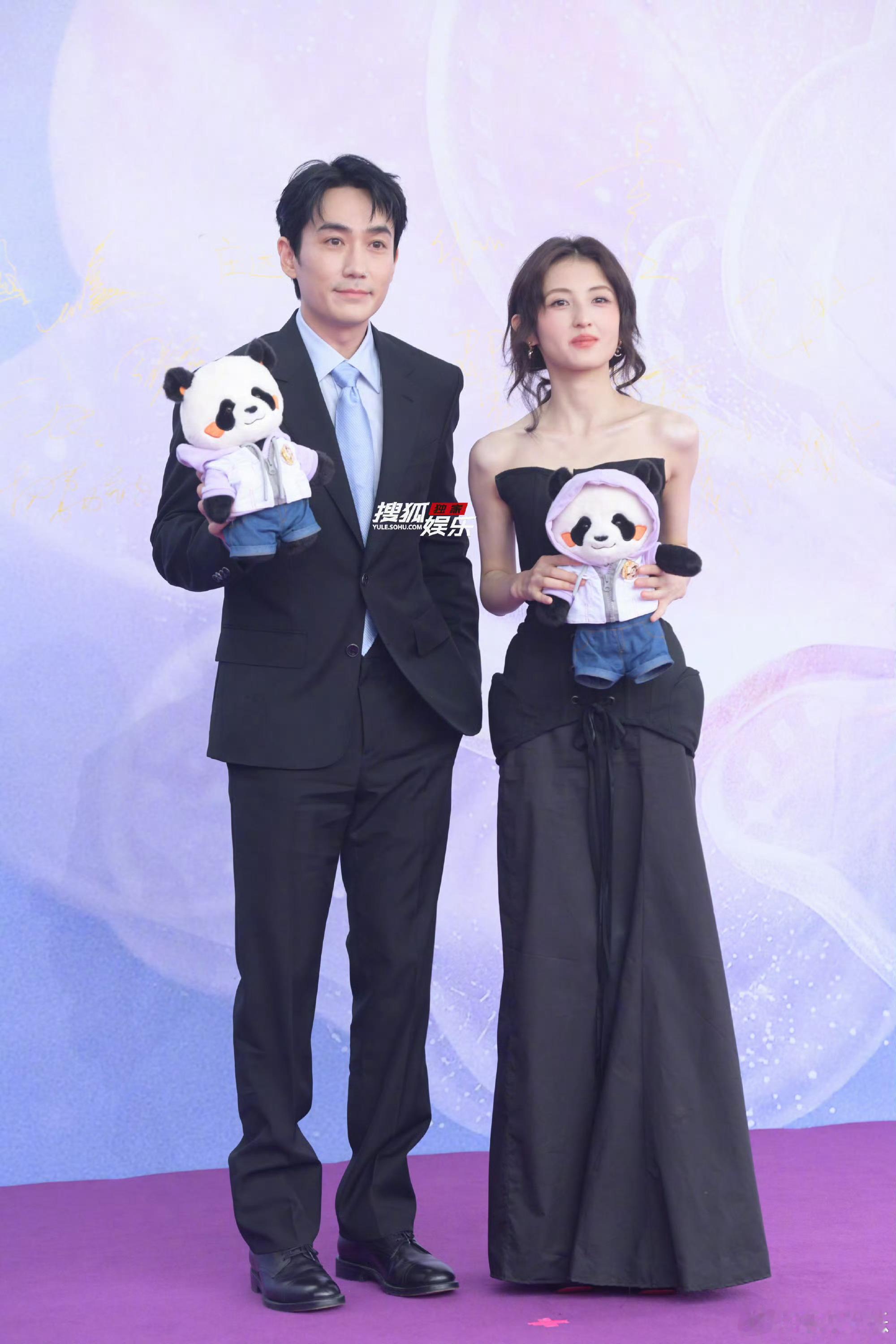 朱一龙张子枫同框走红毯戏里是并肩作战的兄妹，戏外是提名最佳男女主的搭档！朱一龙张