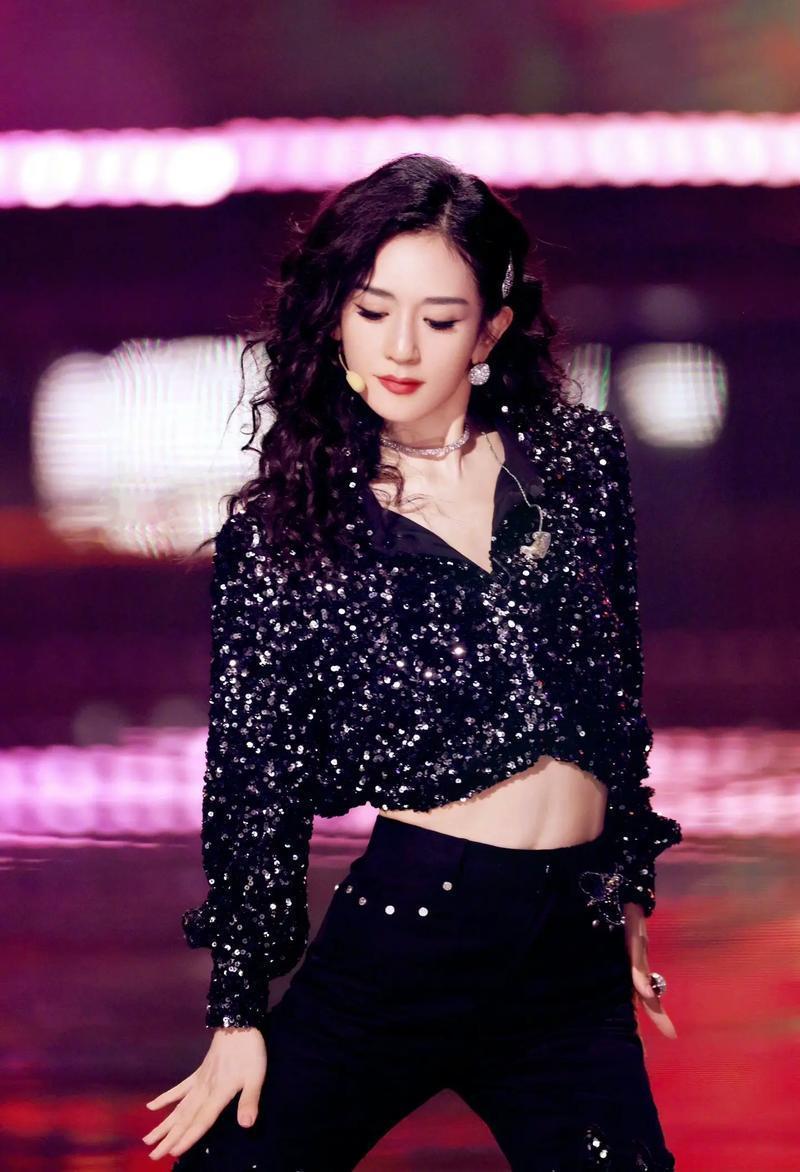 针对跨年舞台的身材争议，我想坦诚回应：生过三个孩子后，腹部肌肉和盆底肌的自然变化