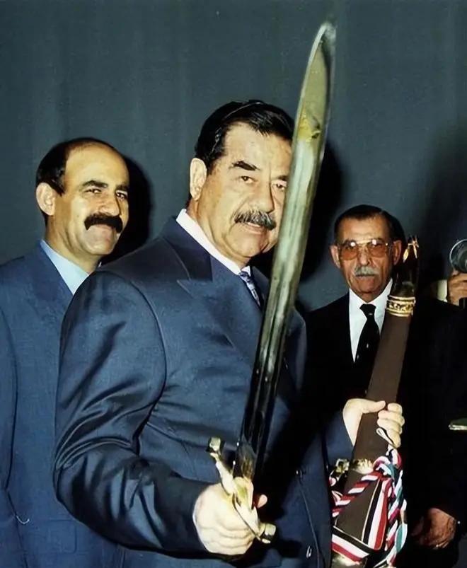 公知们对萨达姆的批评有一点是靠谱的，萨达姆政权确实从某种程度上讲，有滑向法西斯政