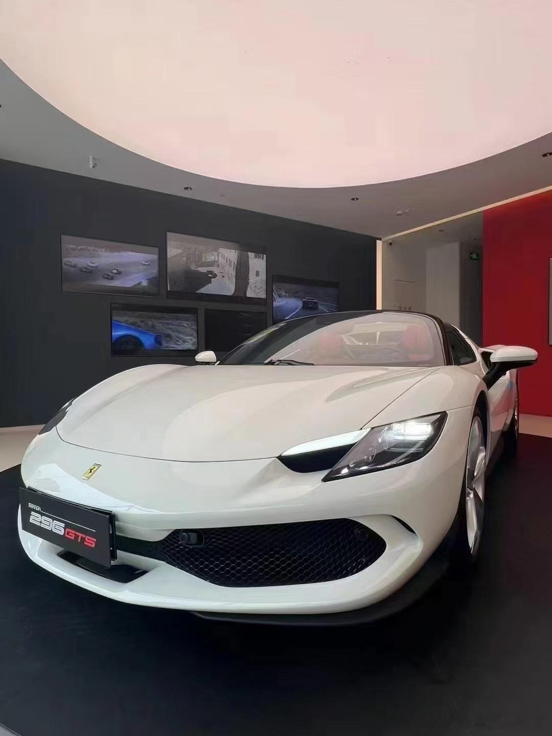 法拉利296GTS 敞篷，白外红内，配色与配置，绝绝子，谁不喜欢 ​​​