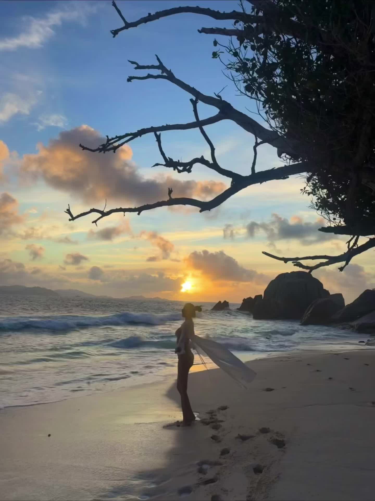 现在的状态基本不社交，除了见山顶那些人和守护好身边重要的那20%，于我...