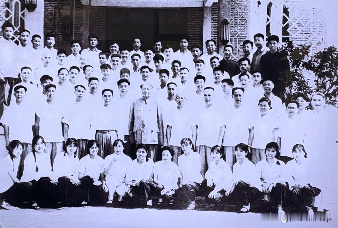 1966年6月28日主席在滴水洞与湖南省委、省韶山管理局、湘潭地委、韶山公社领导