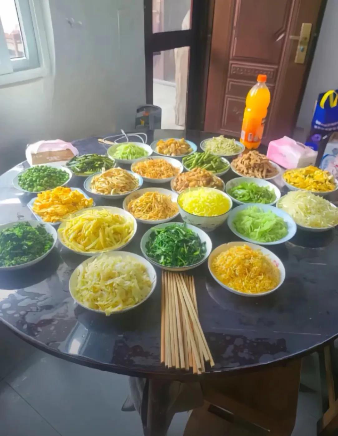 第一次到丈母娘家，一进门就看到满满一大桌菜，这么多盘素菜摆得整整齐齐，这个规格算
