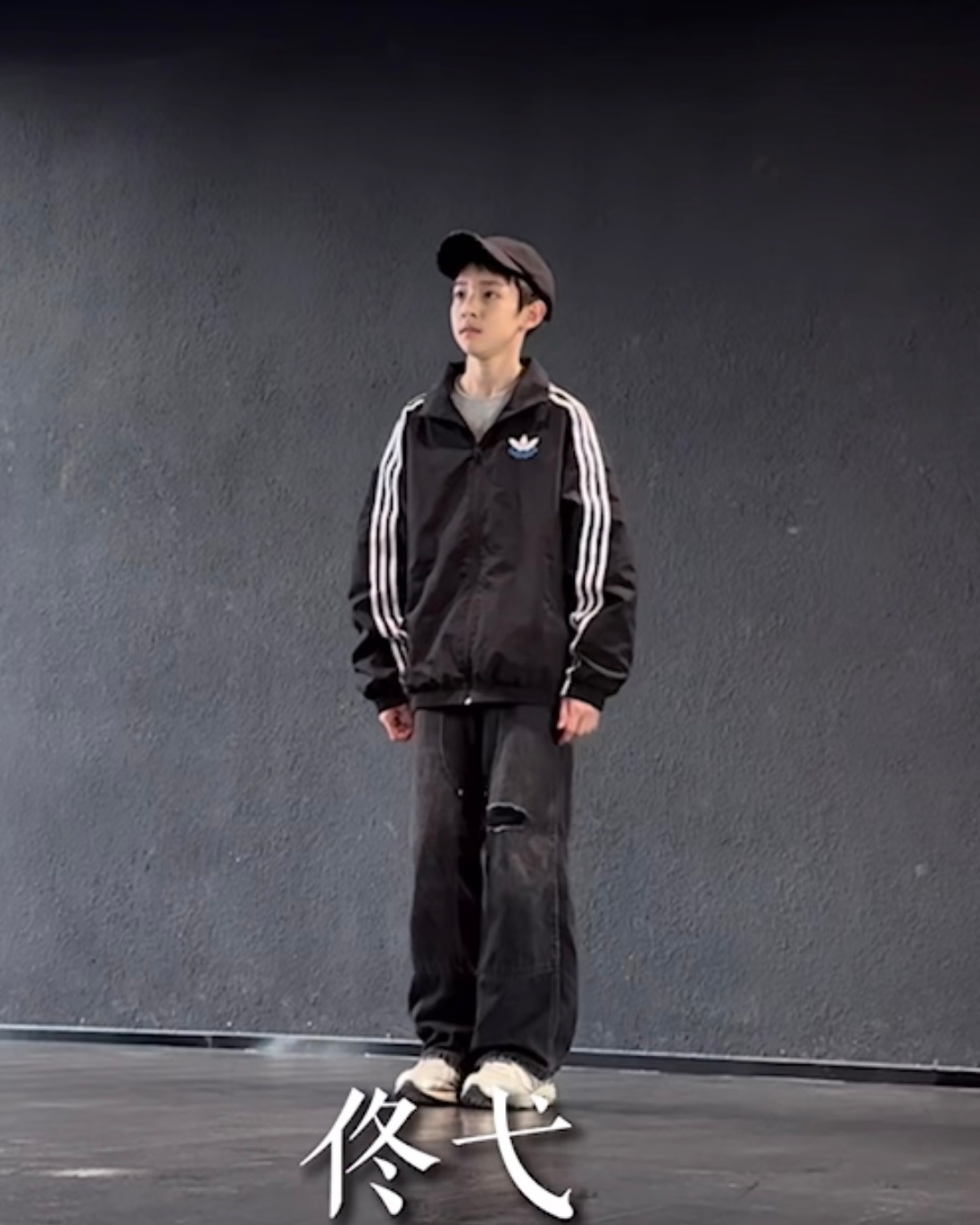 阿迪和棒球帽的神 