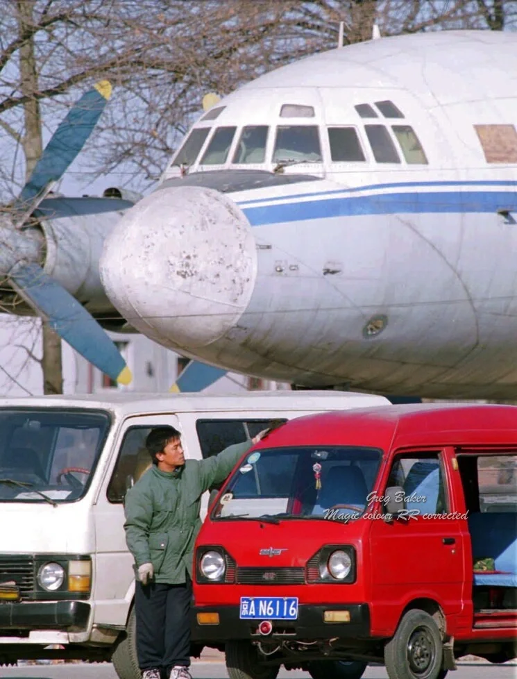 中国民航老照片之昌河面包车和伊尔18客机