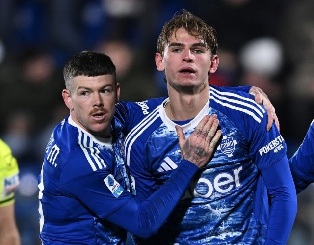 意甲第13轮先赛一场，科莫主场2比0击退萨索洛。第14分钟科莫战术角球，祖维卡斯