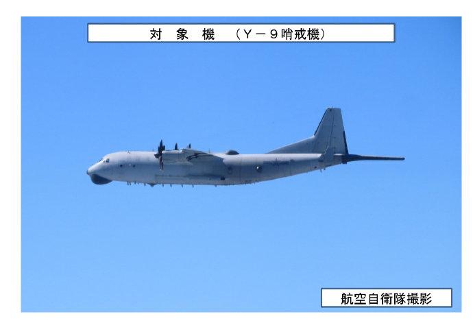 两架中国军机，从美军罗斯福号航母头顶上飞过去了！不是远距伴飞，也不是侧翼绕圈，是