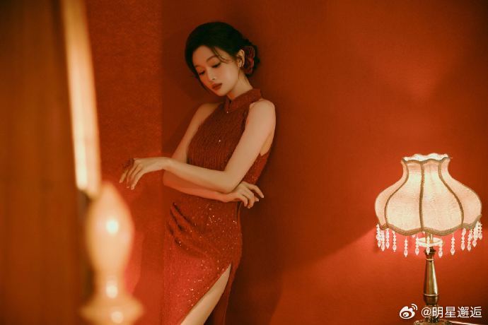 吴宣仪女人味这一块吴宣仪在惊喜之夜演绎的《夜上海》展现了独特的女性魅力，她以松弛