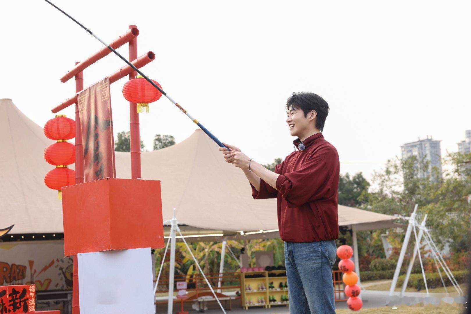 魏大勋我好像看见你扁桃体了魏大勋这一笑太有梗了！扁桃体都笑出来了，表情管理完全下