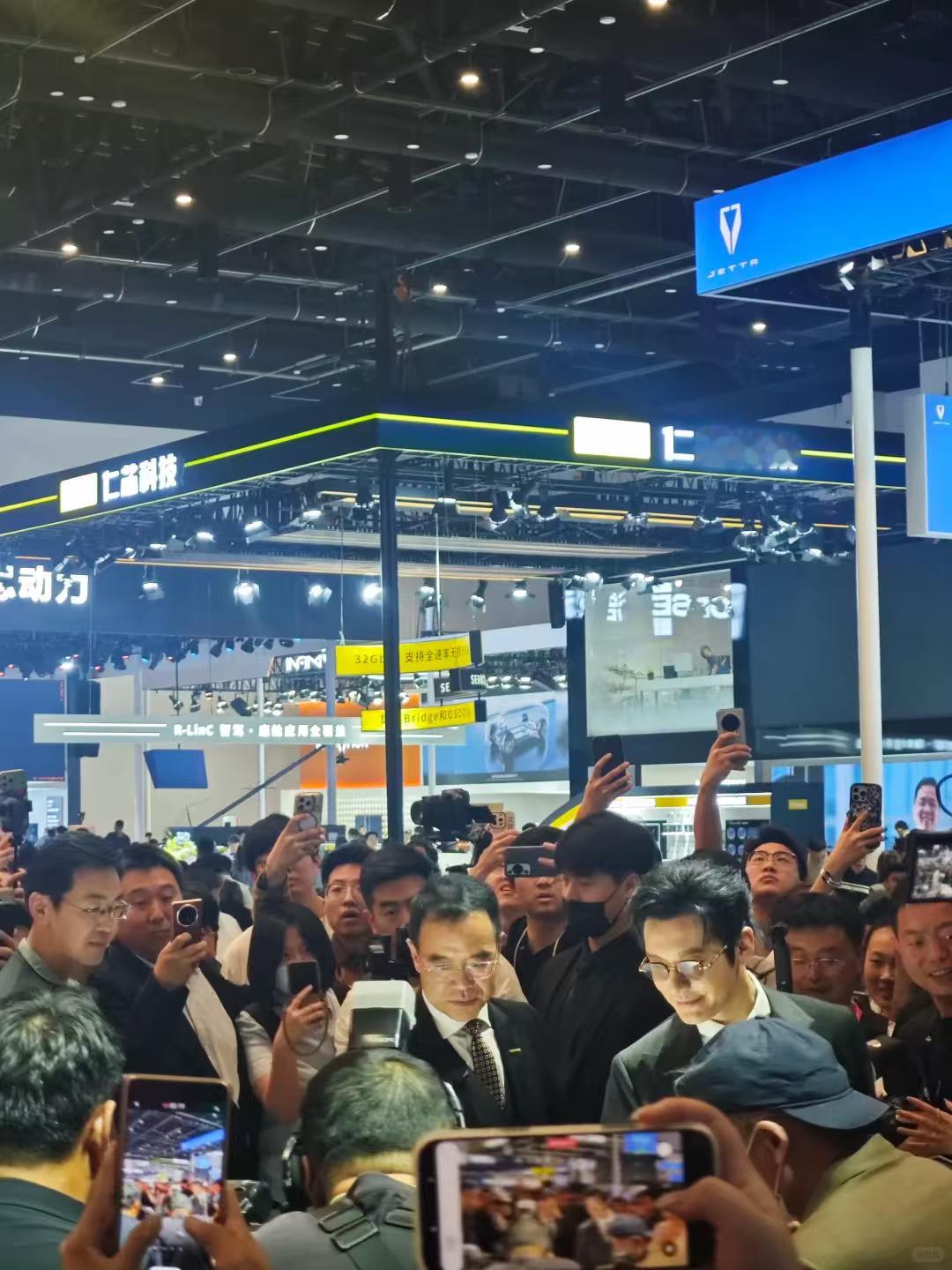 黄晓明说国产车比进口车好多了 给表妹换车也是拿出了真行动出来，由此可见国产汽车的