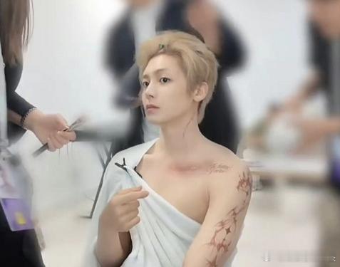 侯明昊的路线也是越来越迷惑了，本来就长得清秀阴柔，还整出这么娇滴滴的做派，矫揉造
