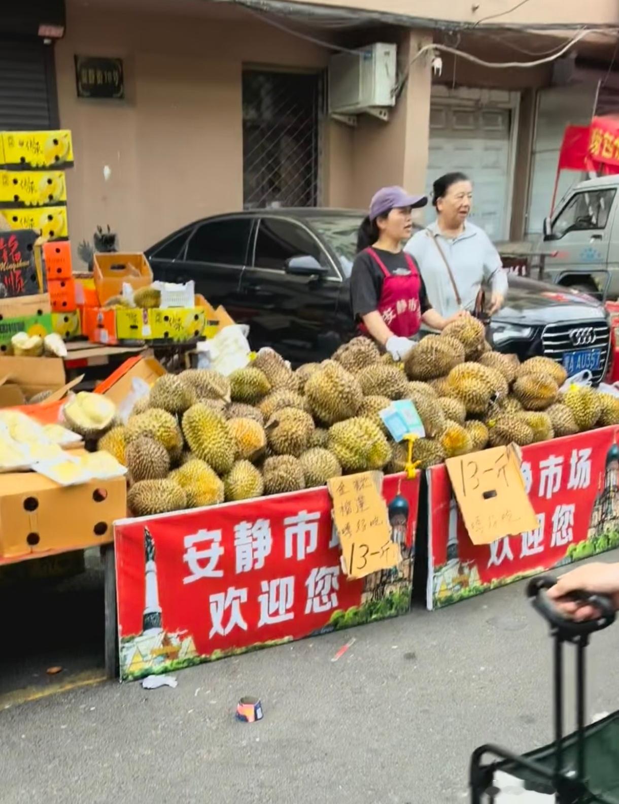 哈尔滨一榴莲摊晚10点排队像菜市场13块一斤的金枕，在北方哪个城市不卖疯了？何况